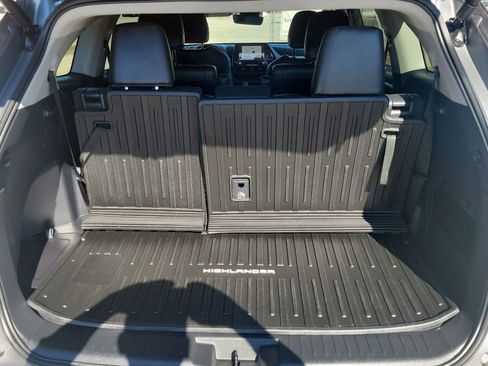 Used 2025 Toyota Highlander XLE image 34