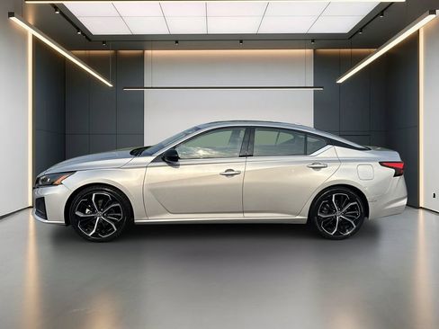 Used 2024 Nissan Altima 2.5 SR FWD image 2
