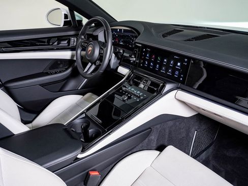 Certified 2025 Porsche Panamera 4 image 14