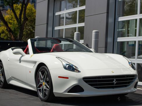 Certified 2015 Ferrari California T image 10