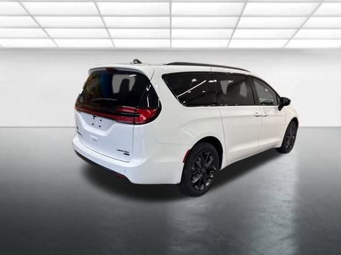 New 2026 Chrysler Pacifica Limited w/ S Appearance Package image 6