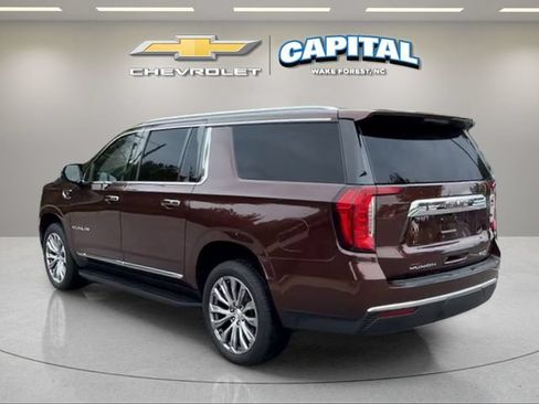 Used 2022 GMC Yukon XL SLT w/ SLT Premium Package AWD/4WD image 3