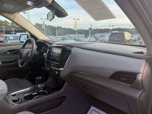 Used 2020 Chevrolet Traverse LT image 16