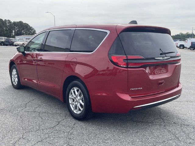 Used 2025 Chrysler Pacifica Select FWD image 6