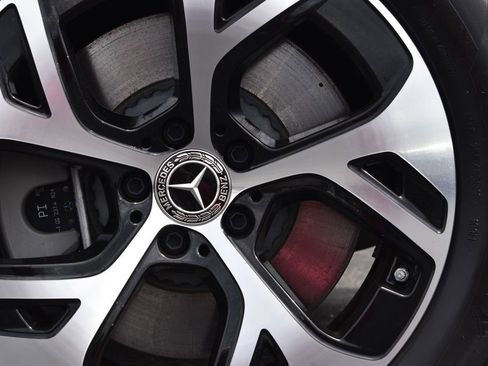 Used 2025 Mercedes-Benz GLC 350e 4MATIC image 11