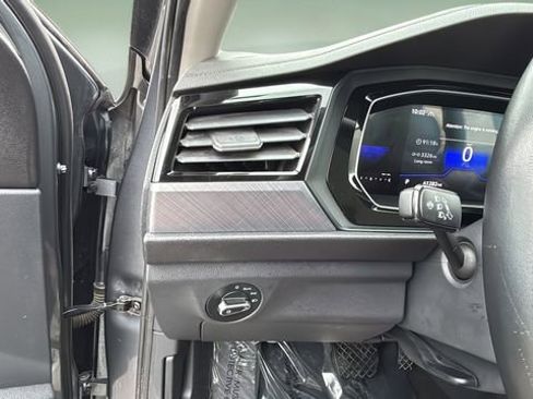 Used 2024 Volkswagen Jetta SE image 22