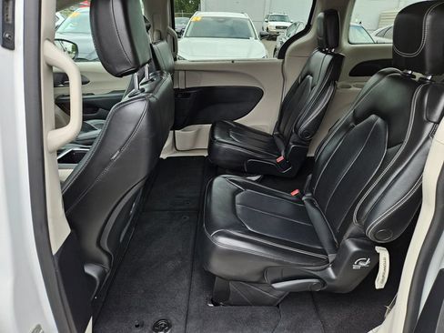 Used 2023 Chrysler Pacifica Touring-L FWD image 14