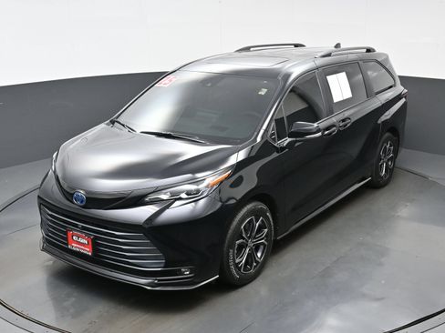 Used 2025 Toyota Sienna Platinum AWD/4WD image 39