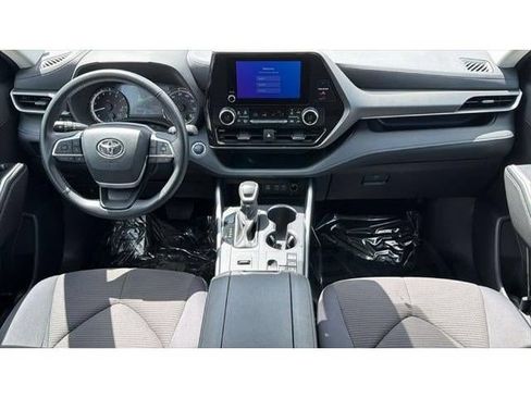 Certified 2025 Toyota Highlander LE FWD image 36