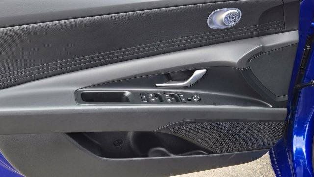 Used 2026 Hyundai Elantra SE FWD image 15