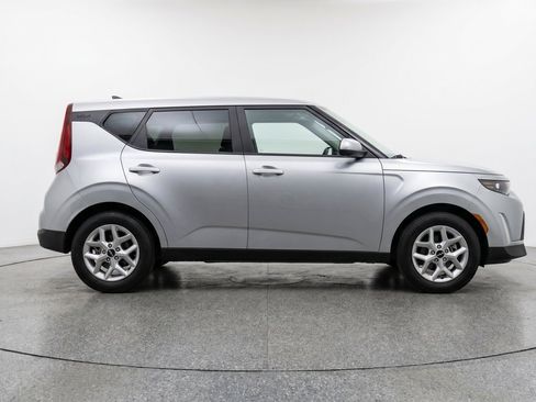 Used 2025 Kia Soul LX w/ LX Technology Package FWD image 11