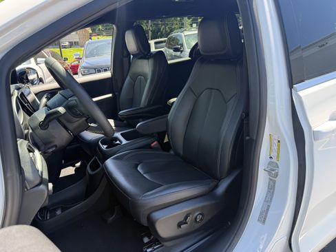Used 2025 Chrysler Pacifica Select FWD image 10