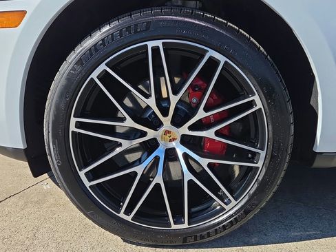 Certified 2025 Porsche Macan S image 24