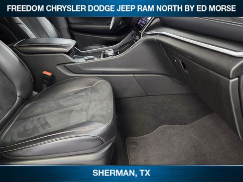 Used 2025 Jeep Grand Cherokee Altitude AWD/4WD image 9