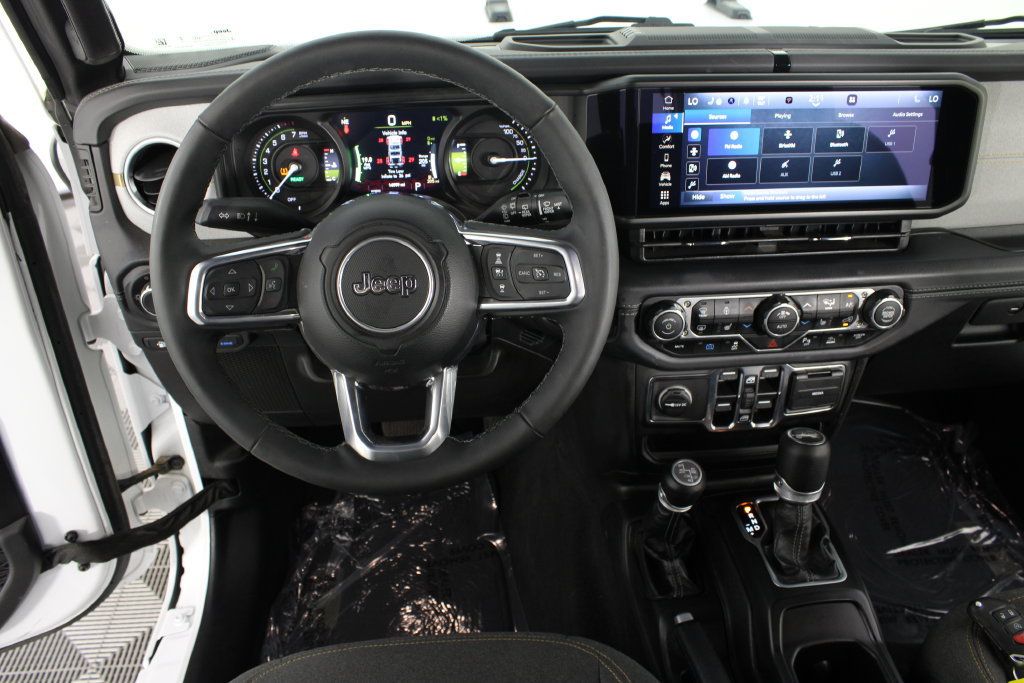 Used 2025 Jeep Wrangler Unlimited Sahara w/ Safety Group AWD/4WD image 10