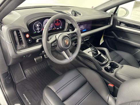 Certified 2025 Porsche Cayenne S image 4