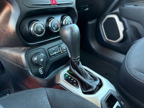 Used 2016 Jeep Renegade Latitude image 24