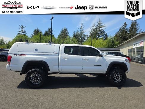 Used 2017 Toyota Tacoma TRD Off-Road w/ Premium & Technology Package AWD/4WD image 17