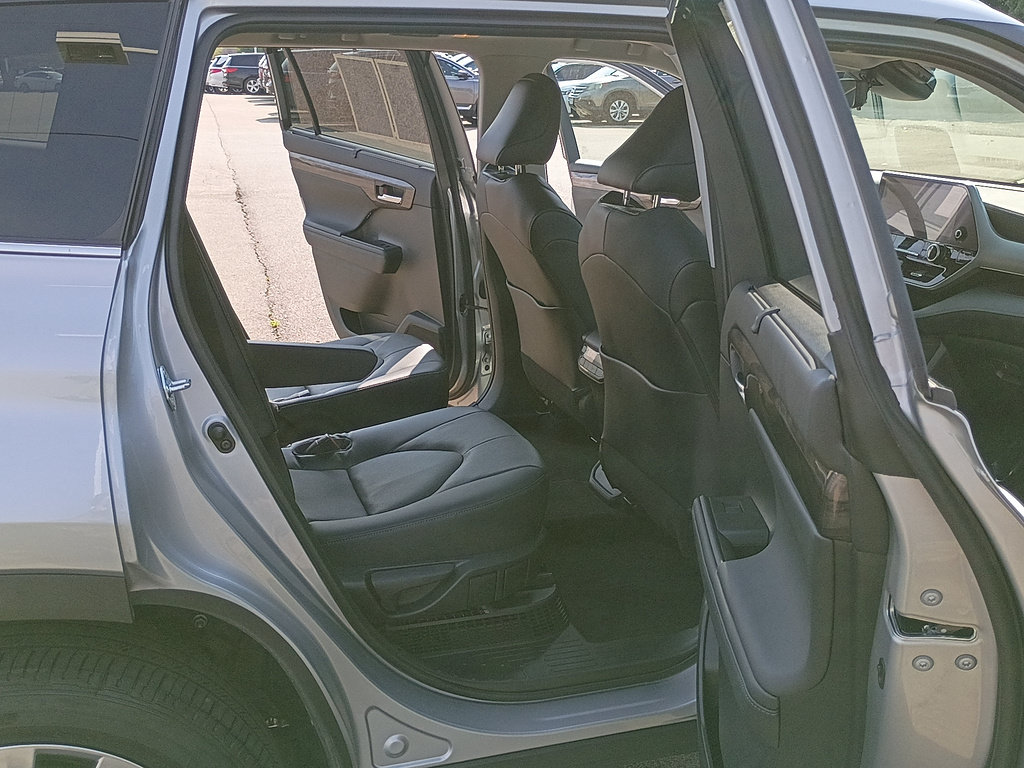 Used 2023 Toyota Highlander Platinum AWD/4WD image 16
