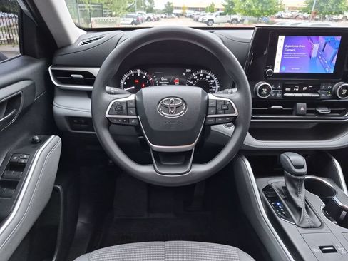 Used 2023 Toyota Highlander L FWD image 32