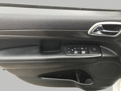 Used 2018 Jeep Grand Cherokee Altitude image 27