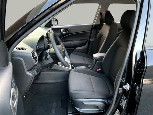 Used 2025 Hyundai Venue SE FWD image 19