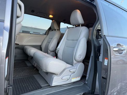 Used 2019 Toyota Sienna XLE w/ XLE Navigation Package image 11