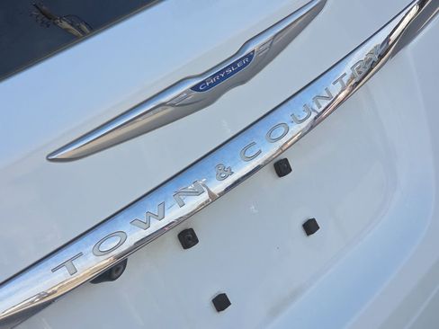 Used 2015 Chrysler Town & Country Limited Platinum image 11