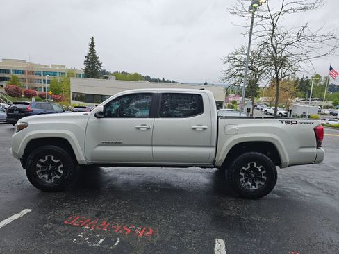 Used 2017 Toyota Tacoma TRD Sport RWD image 4