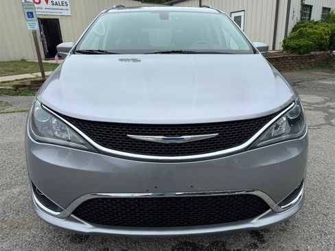Used 2018 Chrysler Pacifica Touring-L FWD image 8