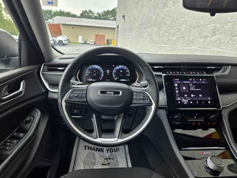 Used 2023 Jeep Grand Cherokee Laredo w/ Luxury Tech Group I AWD/4WD image 33