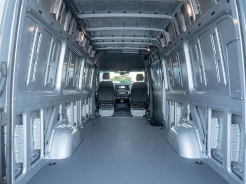 Used 2025 Mercedes-Benz Sprinter 2500 image 9