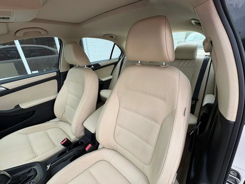 Used 2011 Volkswagen Jetta SE FWD image 23