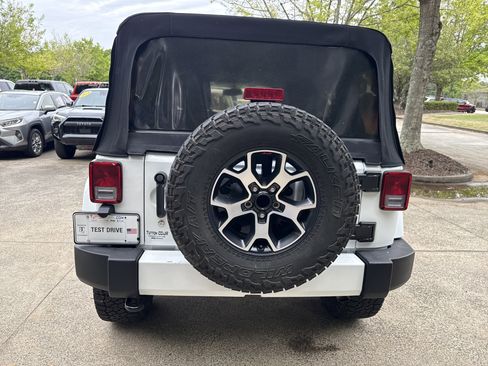 Used 2016 Jeep Wrangler Unlimited Sahara w/ Connectivity Group AWD/4WD image 6