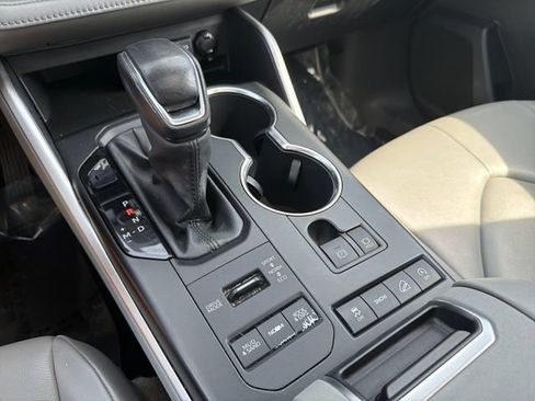 Used 2021 Toyota Highlander XLE AWD/4WD image 22