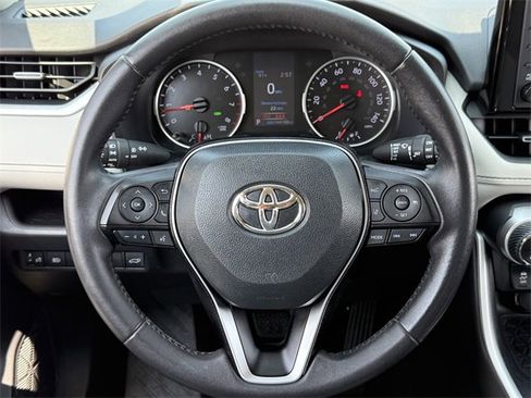 Used 2021 Toyota RAV4 XLE Premium image 16