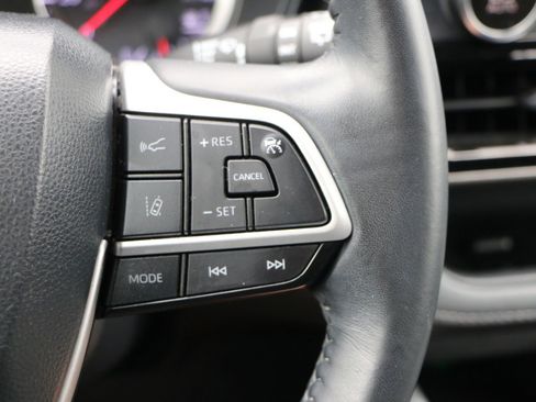 Used 2022 Toyota Highlander LE FWD image 19