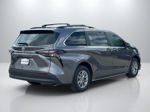Used 2024 Toyota Sienna XLE FWD image 5