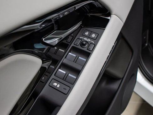 Used 2025 Land Rover Range Rover Evoque Dynamic SE image 14