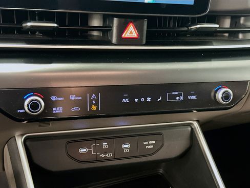 Used 2026 Kia Carnival FWD image 24