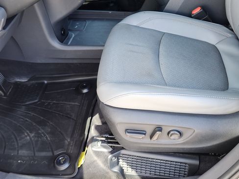 Used 2023 Toyota Sienna Limited image 9