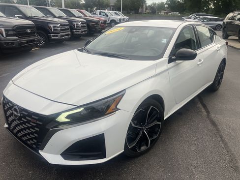 Used 2024 Nissan Altima 2.5 SR FWD image 3