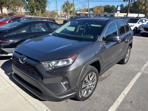 Used 2021 Toyota RAV4 XLE Premium image 3