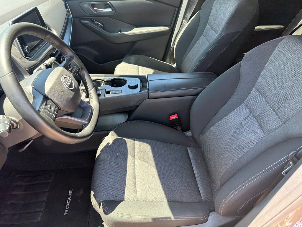 Used 2025 Nissan Rogue SV AWD/4WD image 9