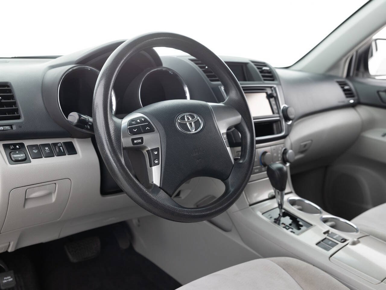 Used 2013 Toyota Highlander FWD w/ Cold Weather Pkg image 23
