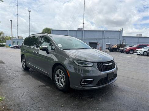 Used 2023 Chrysler Pacifica Limited FWD image 8