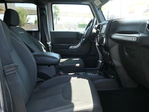 Used 2017 Jeep Wrangler Unlimited Sahara image 27