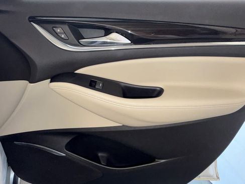 Used 2018 Buick Enclave Essence FWD image 27