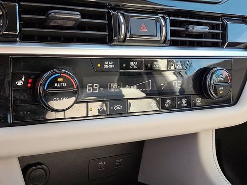 Used 2022 Nissan Pathfinder SL AWD/4WD image 18