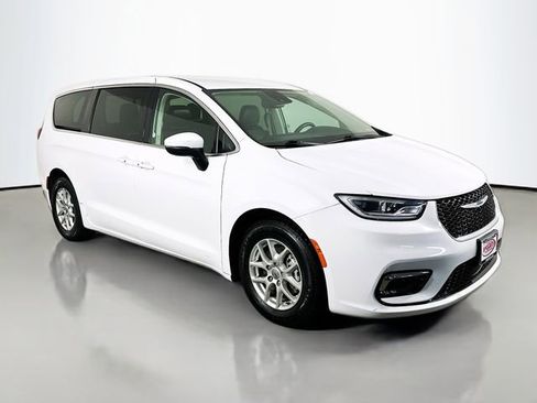 Used 2023 Chrysler Pacifica Touring-L FWD image 16